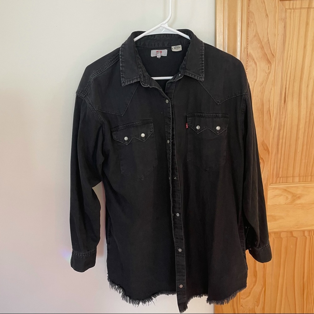 🌟 Levi’s distressed black top with pearl snaps 🌟